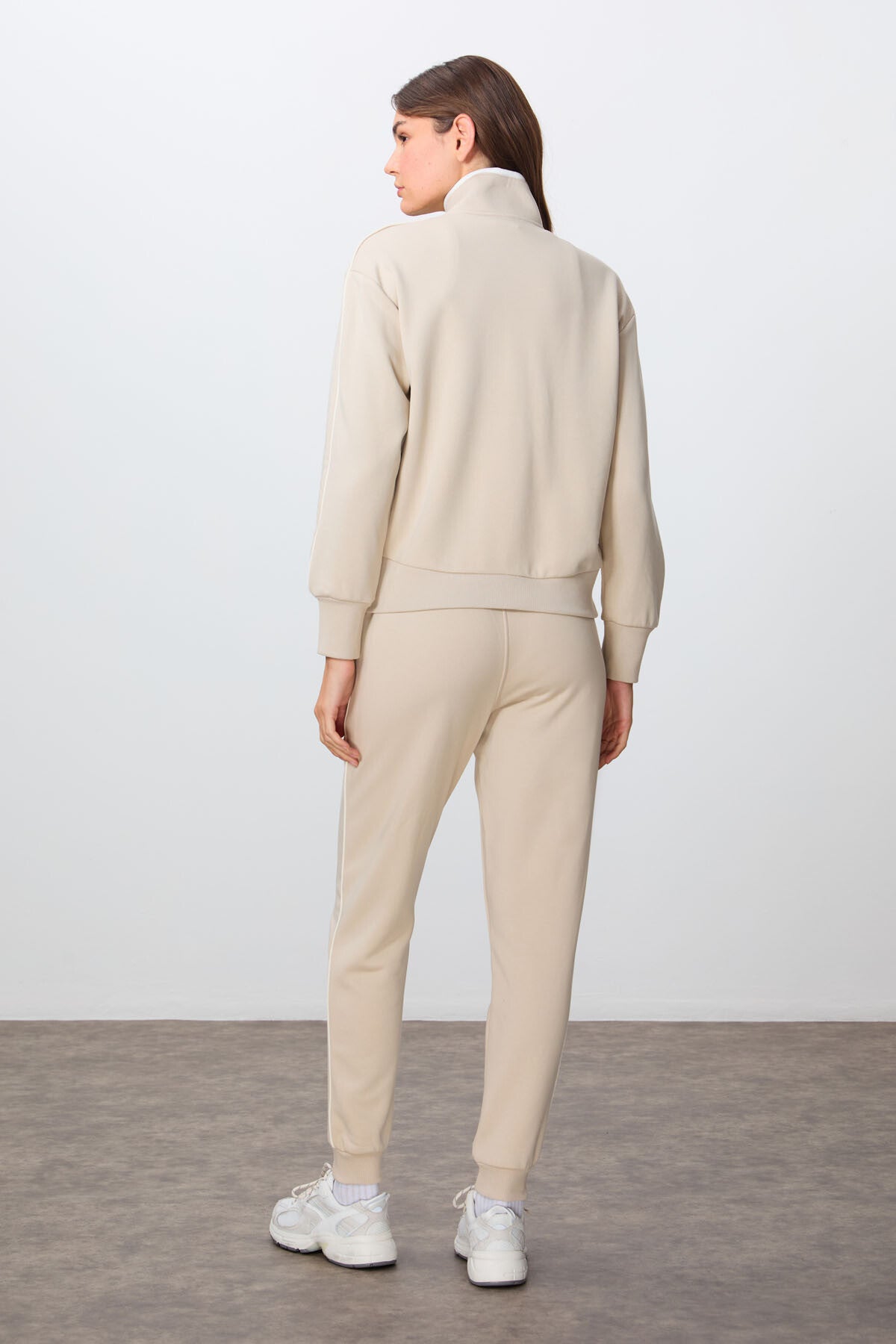 Image of Bej Kompakt Pamuklu Kalın Pürüzsüz Dokulu Dik Yaka Oversize Fit Kadın Eşofman Takım - 95340