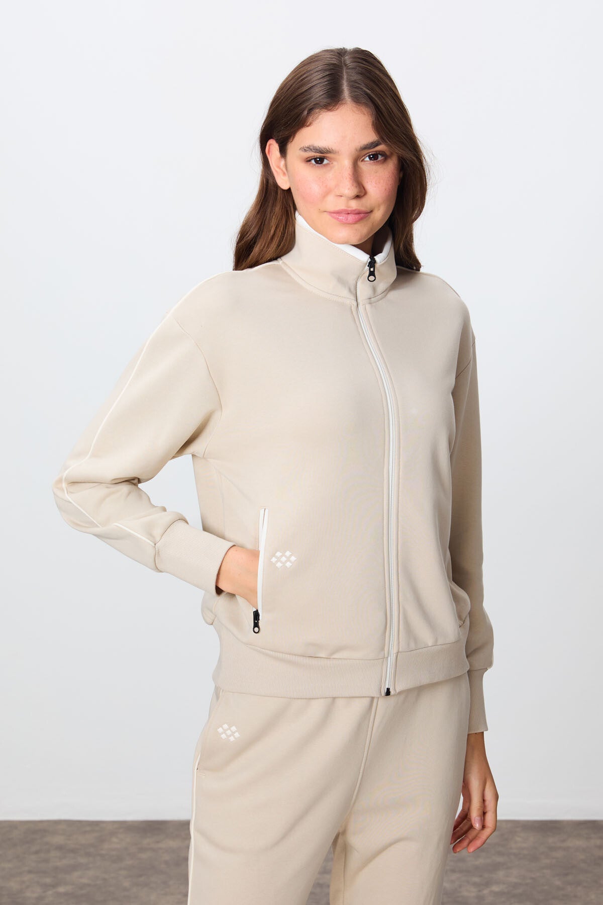 Image of Bej Kompakt Pamuklu Kalın Pürüzsüz Dokulu Dik Yaka Oversize Fit Kadın Eşofman Takım - 95340
