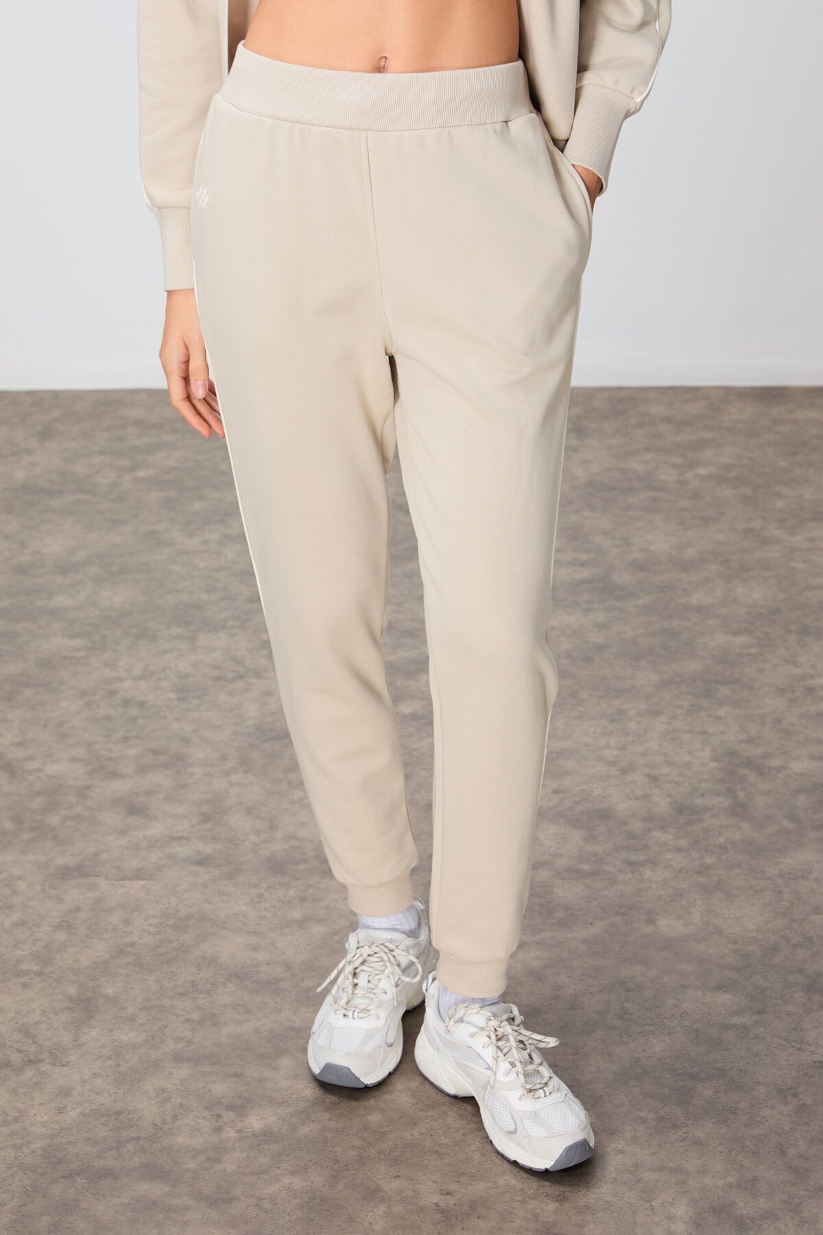 Image of Bej Kompakt Pamuklu Kalın Pürüzsüz Dokulu Dik Yaka Oversize Fit Kadın Eşofman Takım - 95340
