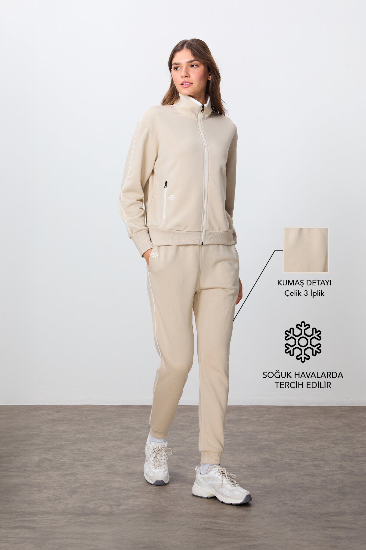 Image of Bej Kompakt Pamuklu Kalın Pürüzsüz Dokulu Dik Yaka Oversize Fit Kadın Eşofman Takım - 95340