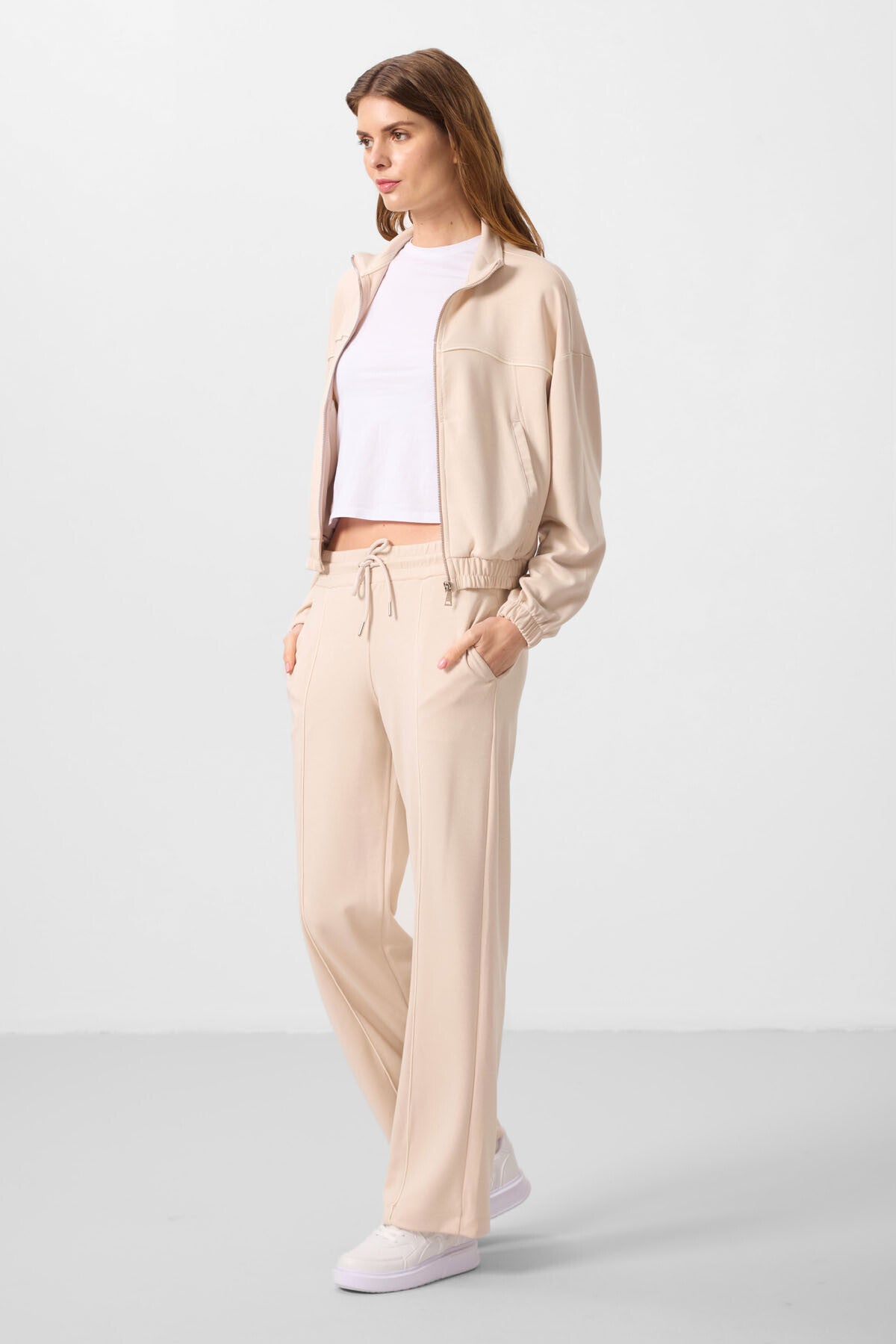 Image of Bej Yumuşak Dokulu Dik Yaka Oversize Lastikli Kadın Eşofman Takım - 95349