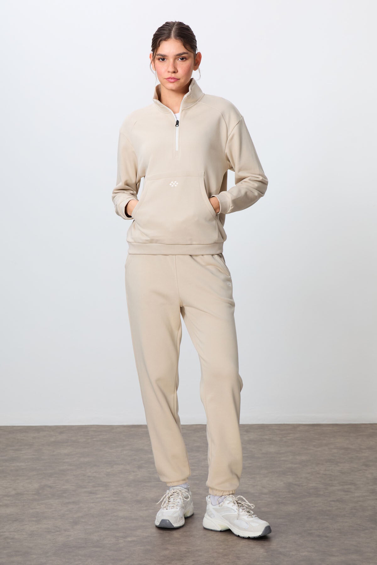 Image of Bej Kompakt Pamuklu Kalın Pürüzsüz Dokulu Dik Yaka Oversize Fit Kadın Eşofman Takım - 95342