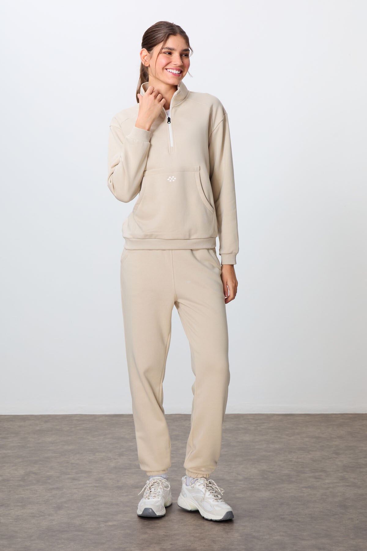 Image of Bej Kompakt Pamuklu Kalın Pürüzsüz Dokulu Dik Yaka Oversize Fit Kadın Eşofman Takım - 95342