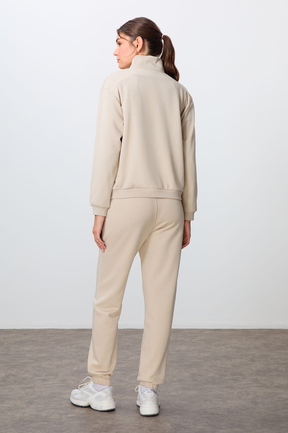 Image of Bej Kompakt Pamuklu Kalın Pürüzsüz Dokulu Dik Yaka Oversize Fit Kadın Eşofman Takım - 95342