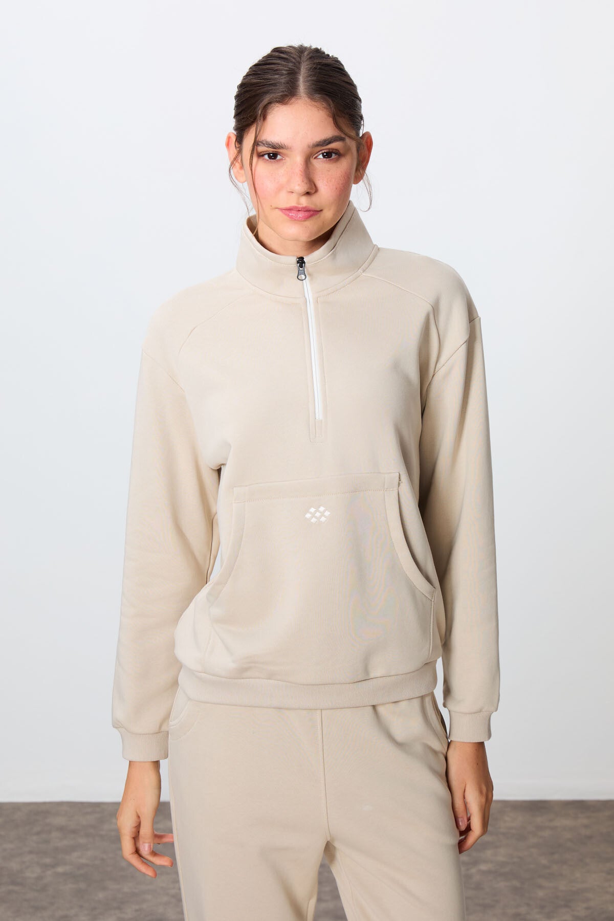 Image of Bej Kompakt Pamuklu Kalın Pürüzsüz Dokulu Dik Yaka Oversize Fit Kadın Eşofman Takım - 95342