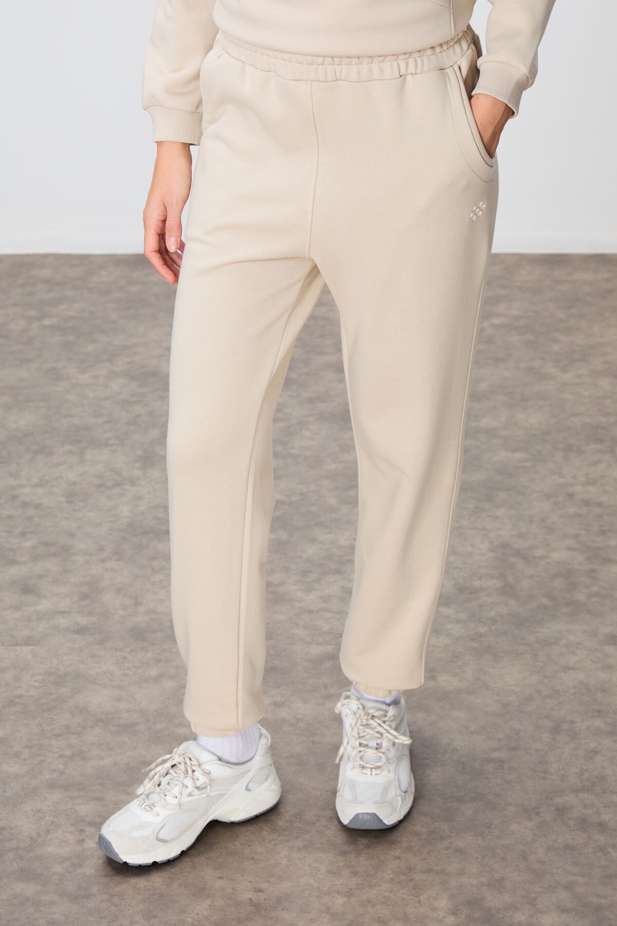 Image of Bej Kompakt Pamuklu Kalın Pürüzsüz Dokulu Dik Yaka Oversize Fit Kadın Eşofman Takım - 95342