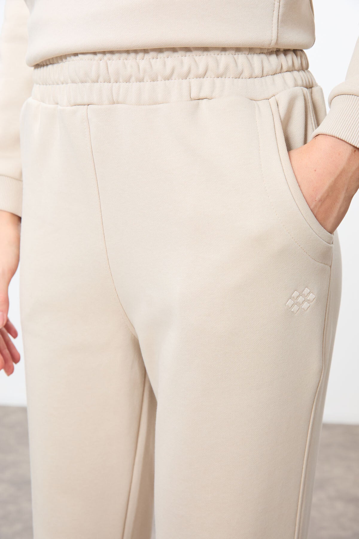 Image of Bej Kompakt Pamuklu Kalın Pürüzsüz Dokulu Dik Yaka Oversize Fit Kadın Eşofman Takım - 95342