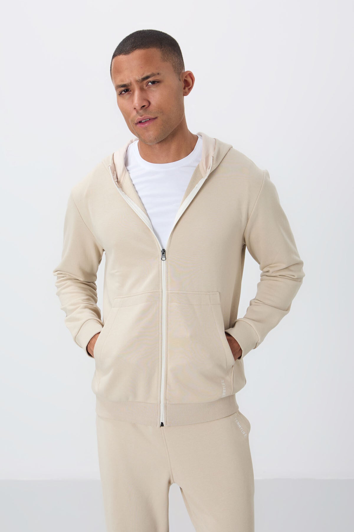 Image of Bej Kompakt Pamuklu Kalın Pürüzsüz Dokulu Kapüşonlu Comfort Fit Erkek Eşofman Takım - 85262