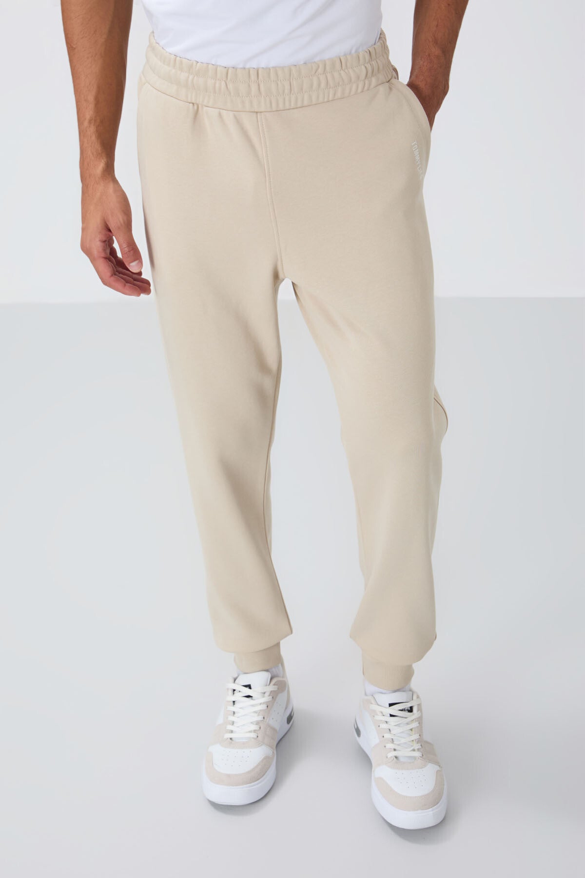 Image of Bej Kompakt Pamuklu Kalın Pürüzsüz Dokulu Kapüşonlu Comfort Fit Erkek Eşofman Takım - 85262