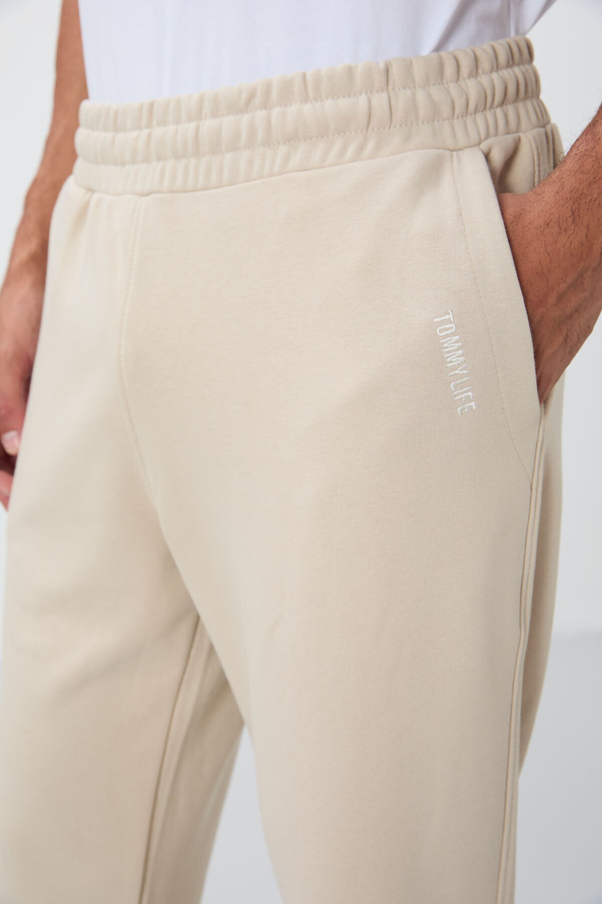 Image of Bej Kompakt Pamuklu Kalın Pürüzsüz Dokulu Kapüşonlu Comfort Fit Erkek Eşofman Takım - 85262