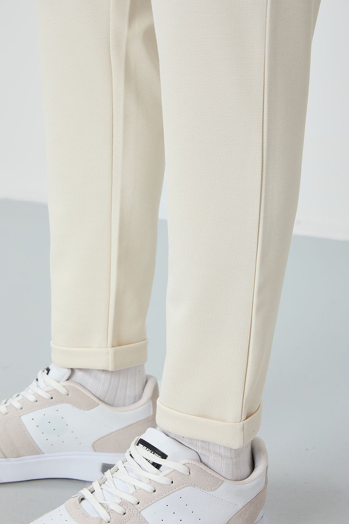 Image of Pantaloni de trening bej texturați, croială standard, pentru bărbați - 82154