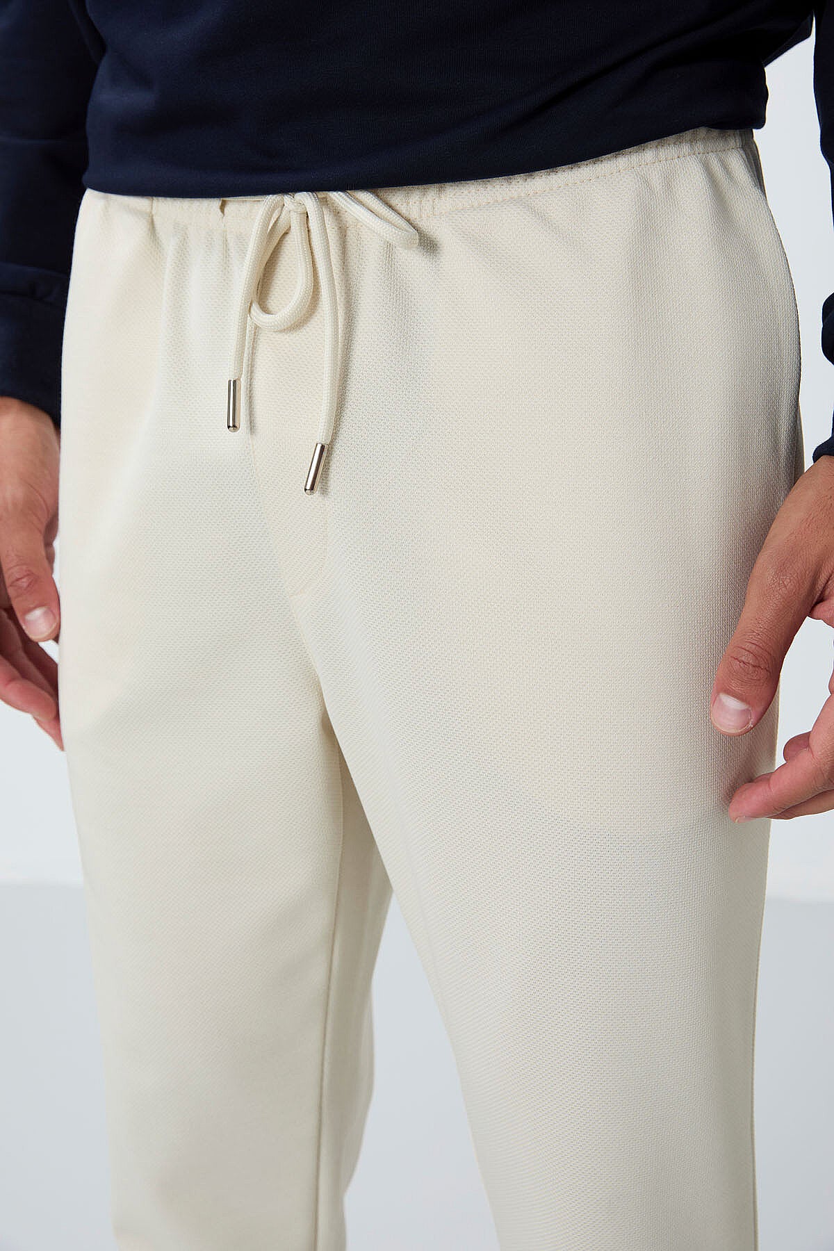 Image of Pantaloni de trening bej texturați, croială standard, pentru bărbați - 82155