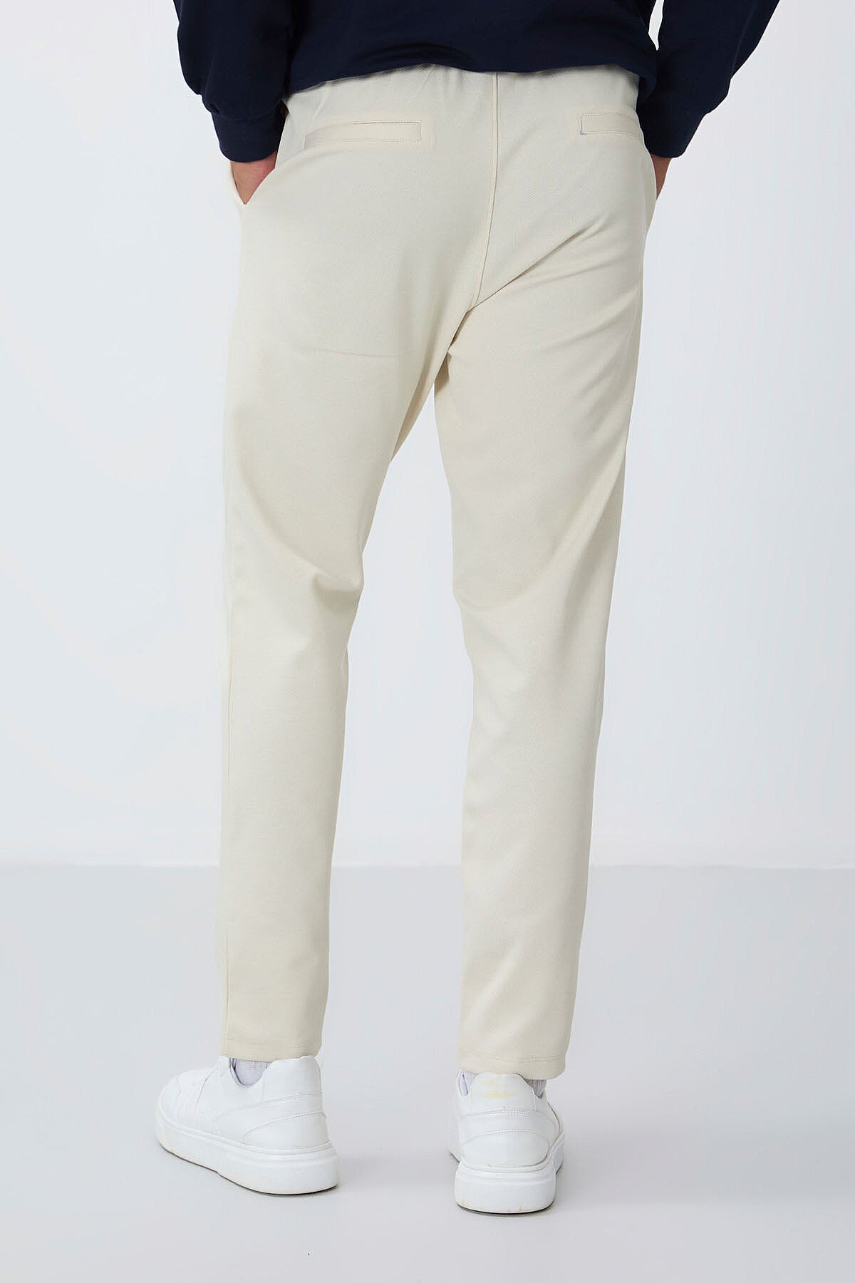 Image of Pantaloni de trening bej texturați, croială standard, pentru bărbați - 82155