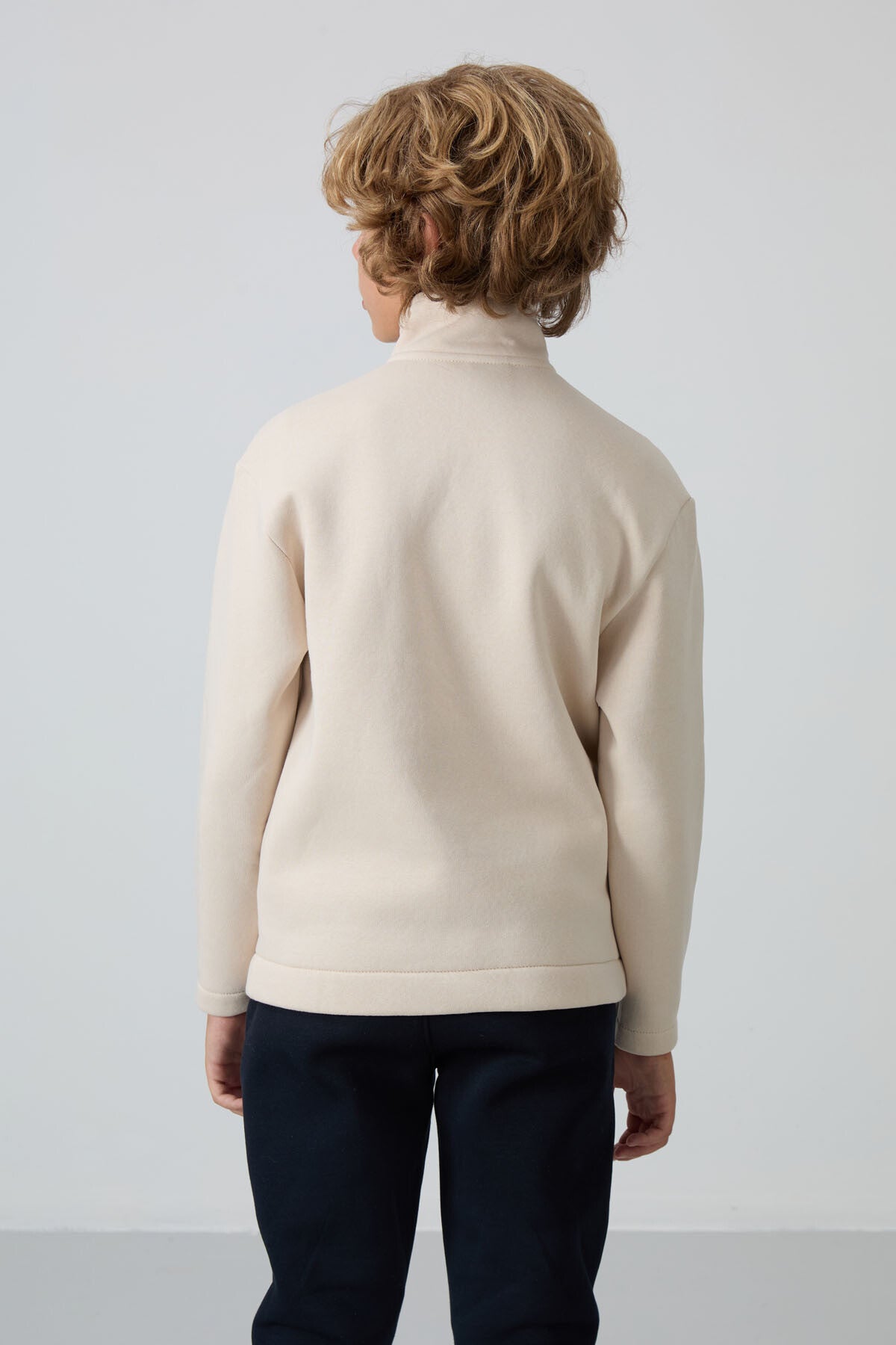 Image of Bej Pamuklu Kalın İçi Tüylü Yumuşak Dokulu Standart Fit Nakışlı Erkek Çocuk Sweatshirt - 11245