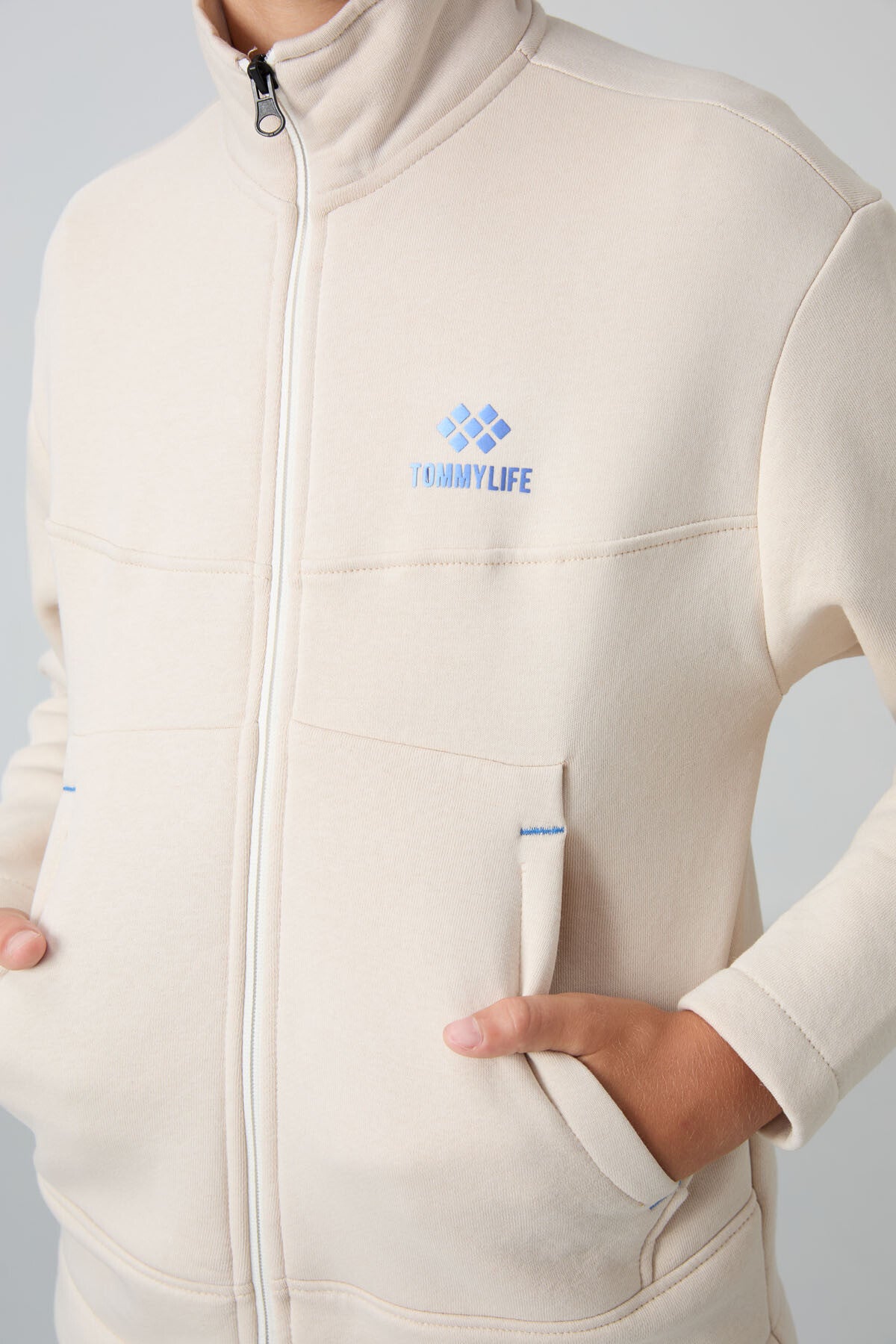 Image of Bej Pamuklu Kalın İçi Tüylü Yumuşak Dokulu Standart Fit Nakışlı Erkek Çocuk Sweatshirt - 11245
