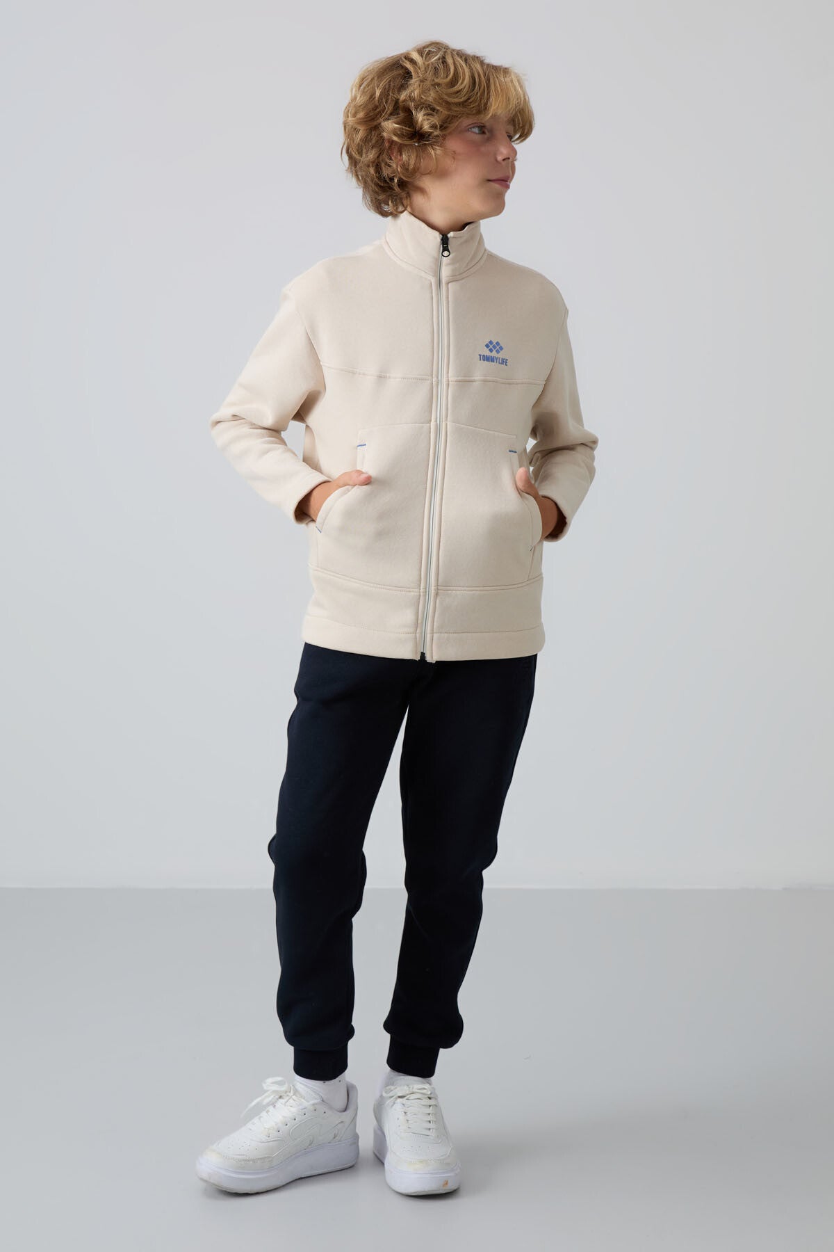 Image of Bej Pamuklu Kalın İçi Tüylü Yumuşak Dokulu Standart Fit Nakışlı Erkek Çocuk Sweatshirt - 11245