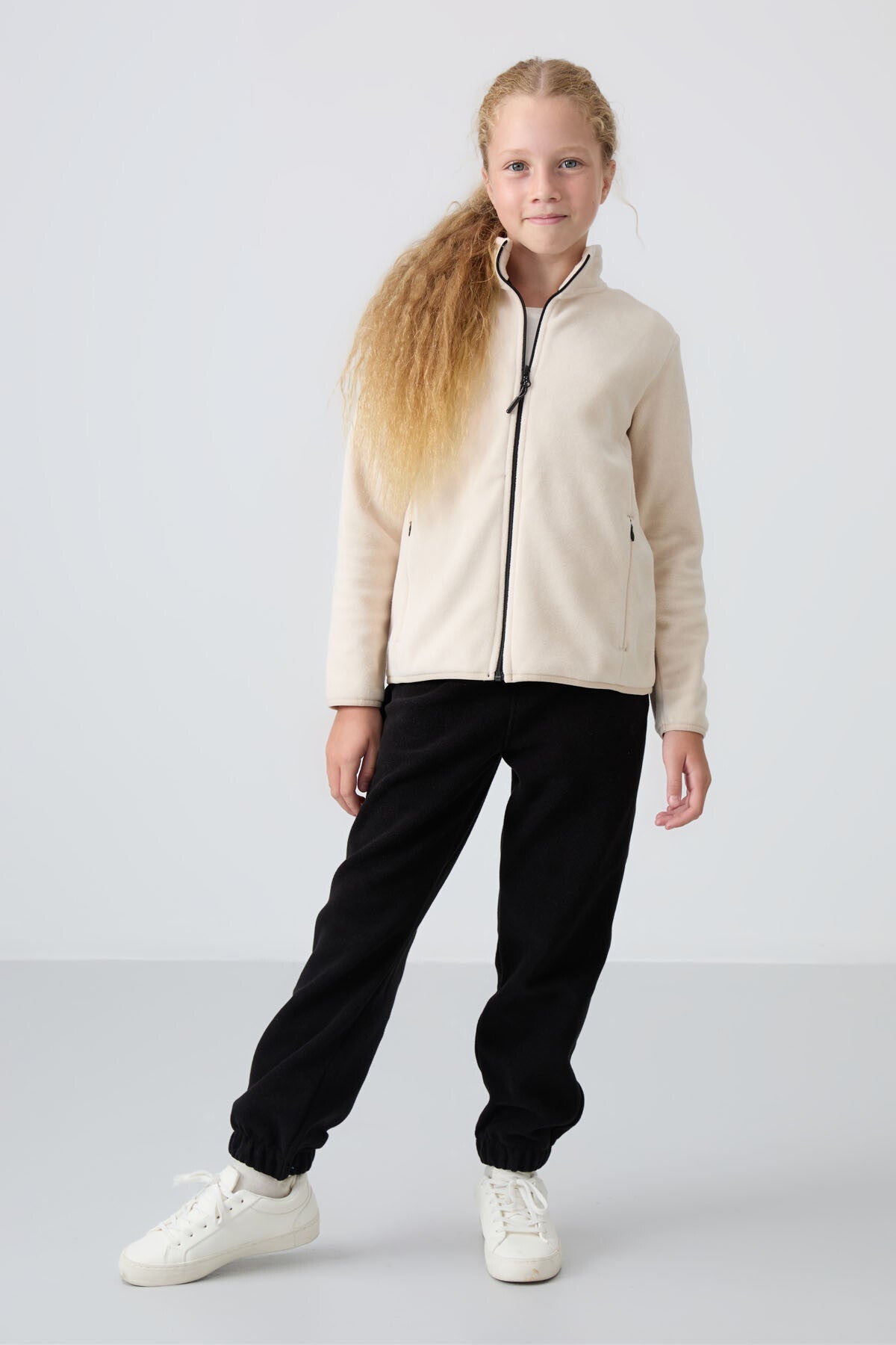 Image of Bej Kalın Yumuşak Dokulu Standart Fit Nakışlı Polar Kız Çocuk Sweatshirt - 75154