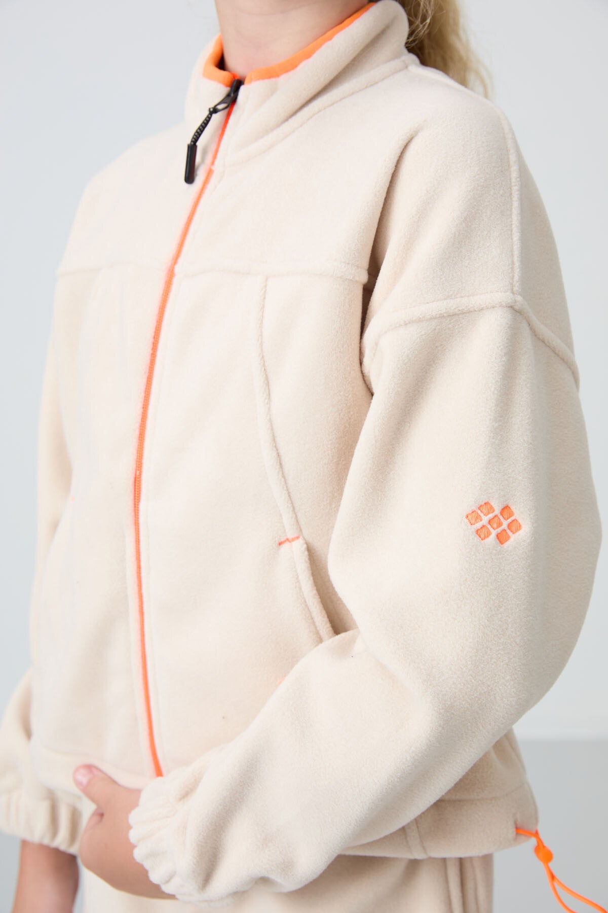 Image of Hanorac bej, gros, moale, texturat, croială standard, brodat, din fleece, pentru fete - 75157