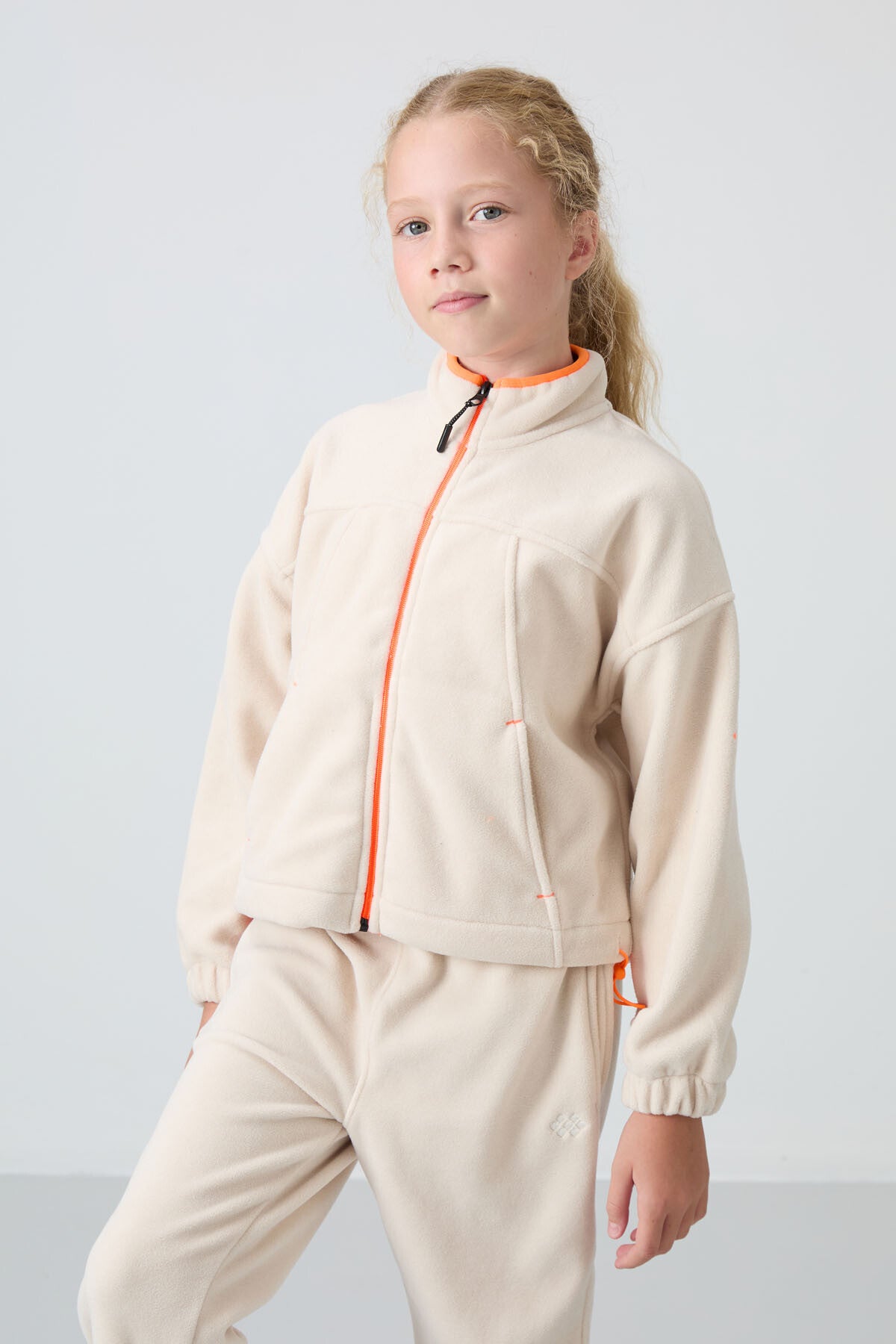Image of Hanorac bej, gros, moale, texturat, croială standard, brodat, din fleece, pentru fete - 75157