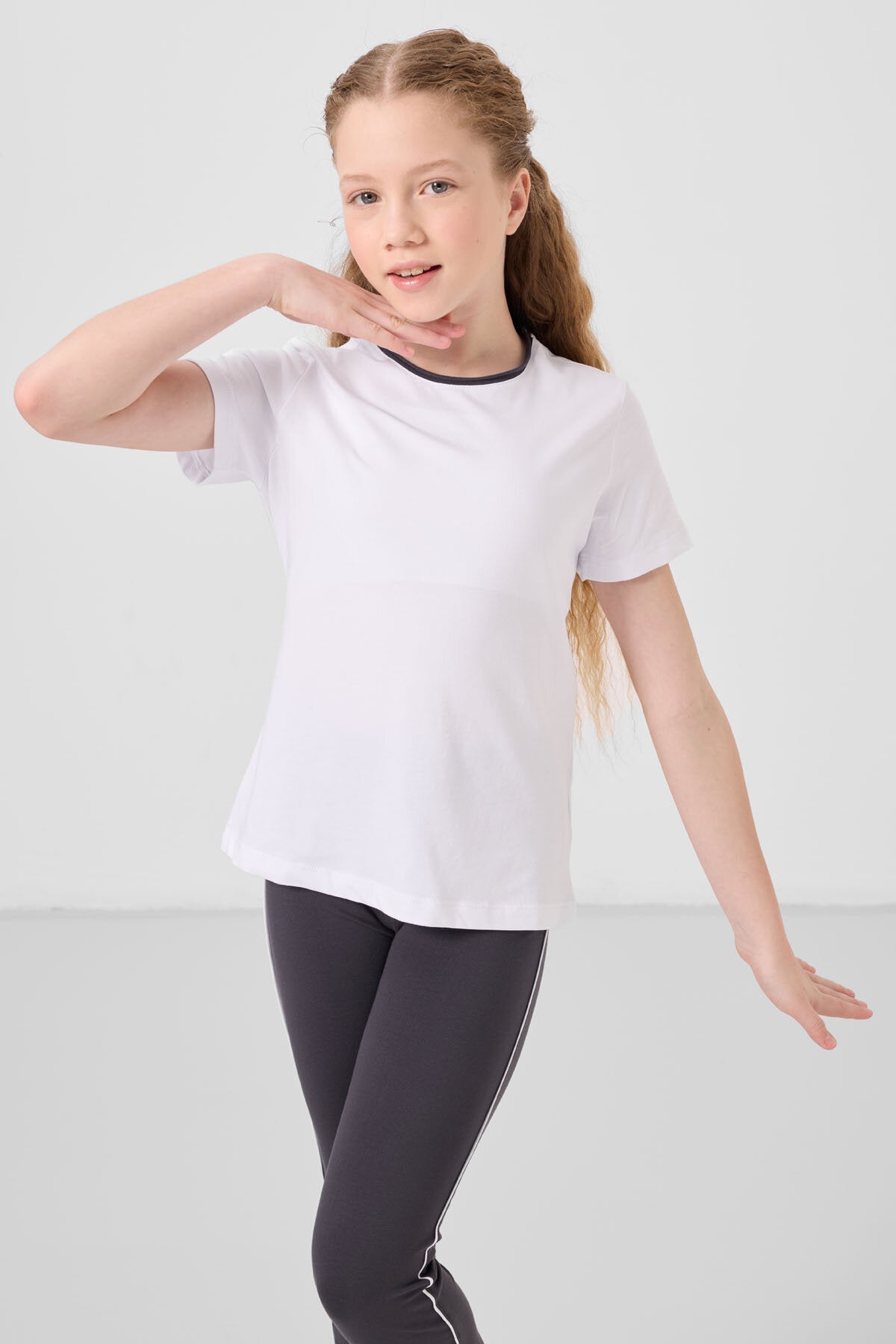 Image of Beyaz-Antrasit Pamuklu O Yaka Standart Fit Basic İspanyol Paça Kız Çocuk Tayt Takım - 75192