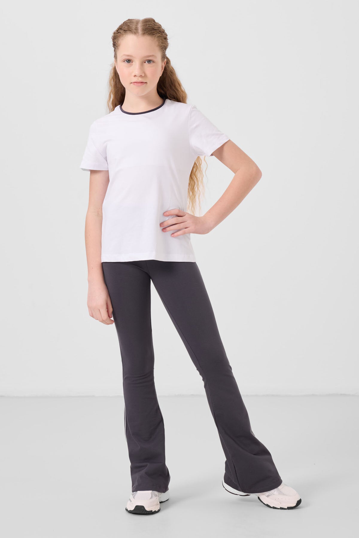 Image of Beyaz-Antrasit Pamuklu O Yaka Standart Fit Basic İspanyol Paça Kız Çocuk Tayt Takım - 75192