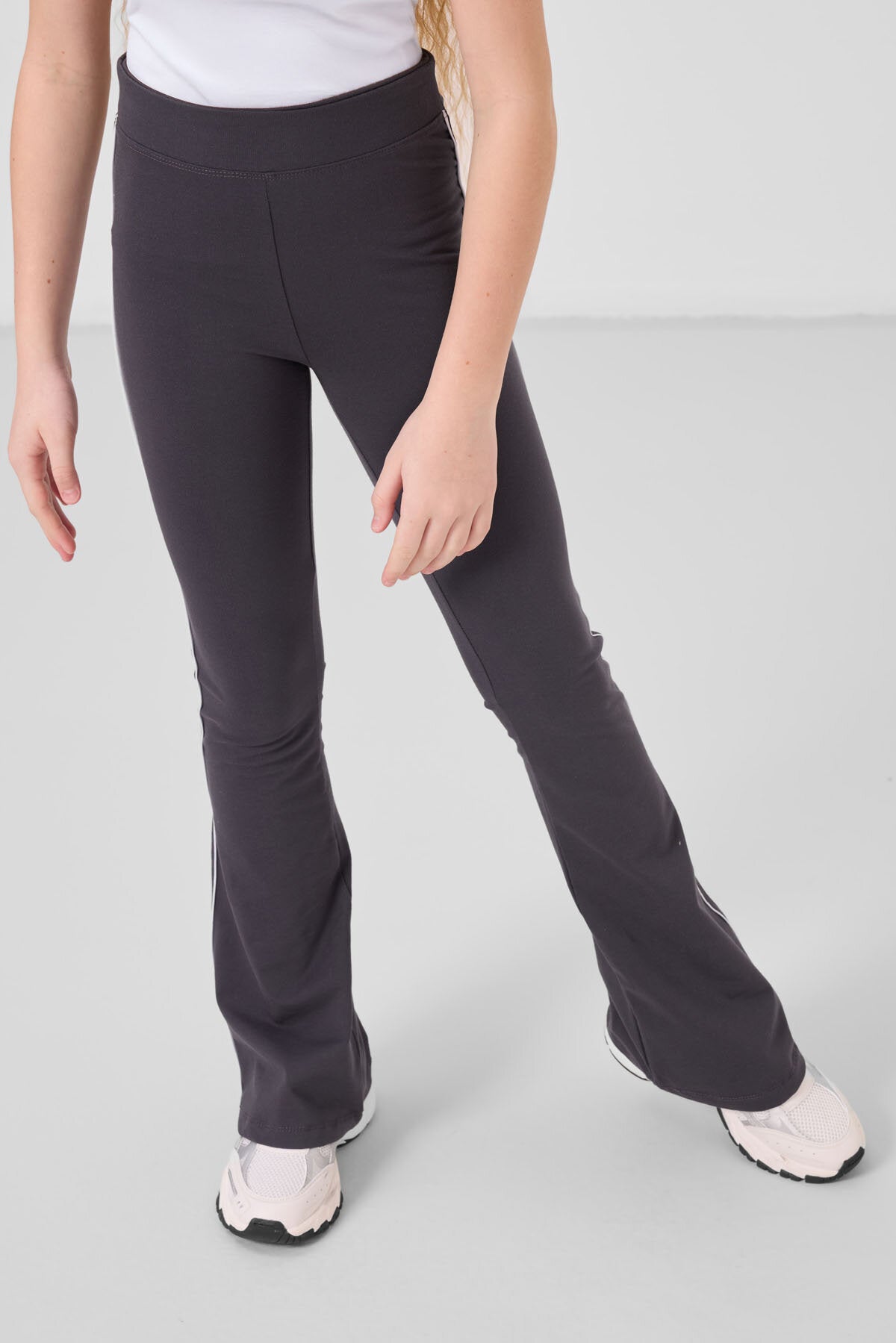 Image of Beyaz-Antrasit Pamuklu O Yaka Standart Fit Basic İspanyol Paça Kız Çocuk Tayt Takım - 75192