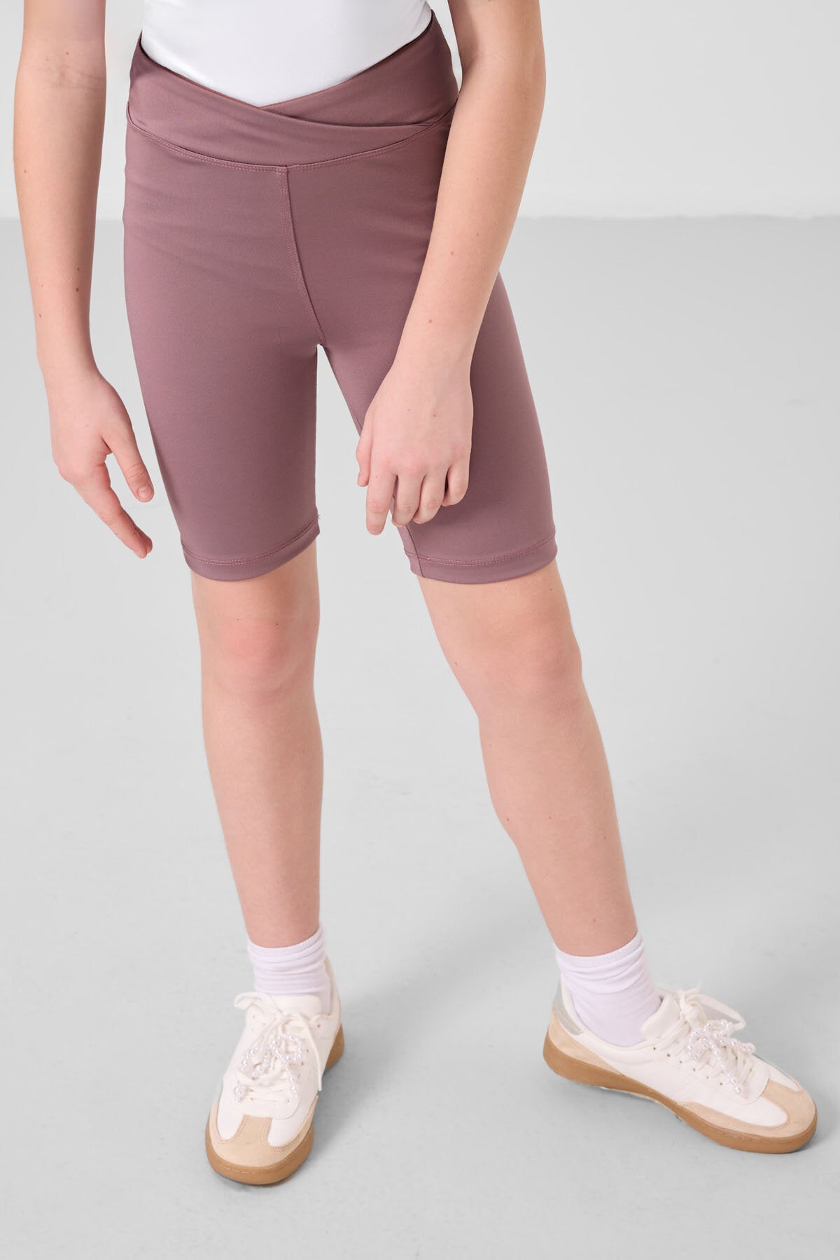 Image of Beyaz-Gül Kurusu V Yaka Kemer Detaylı Standart Fit Performans Kız Çocuk Tayt Takım - 75187