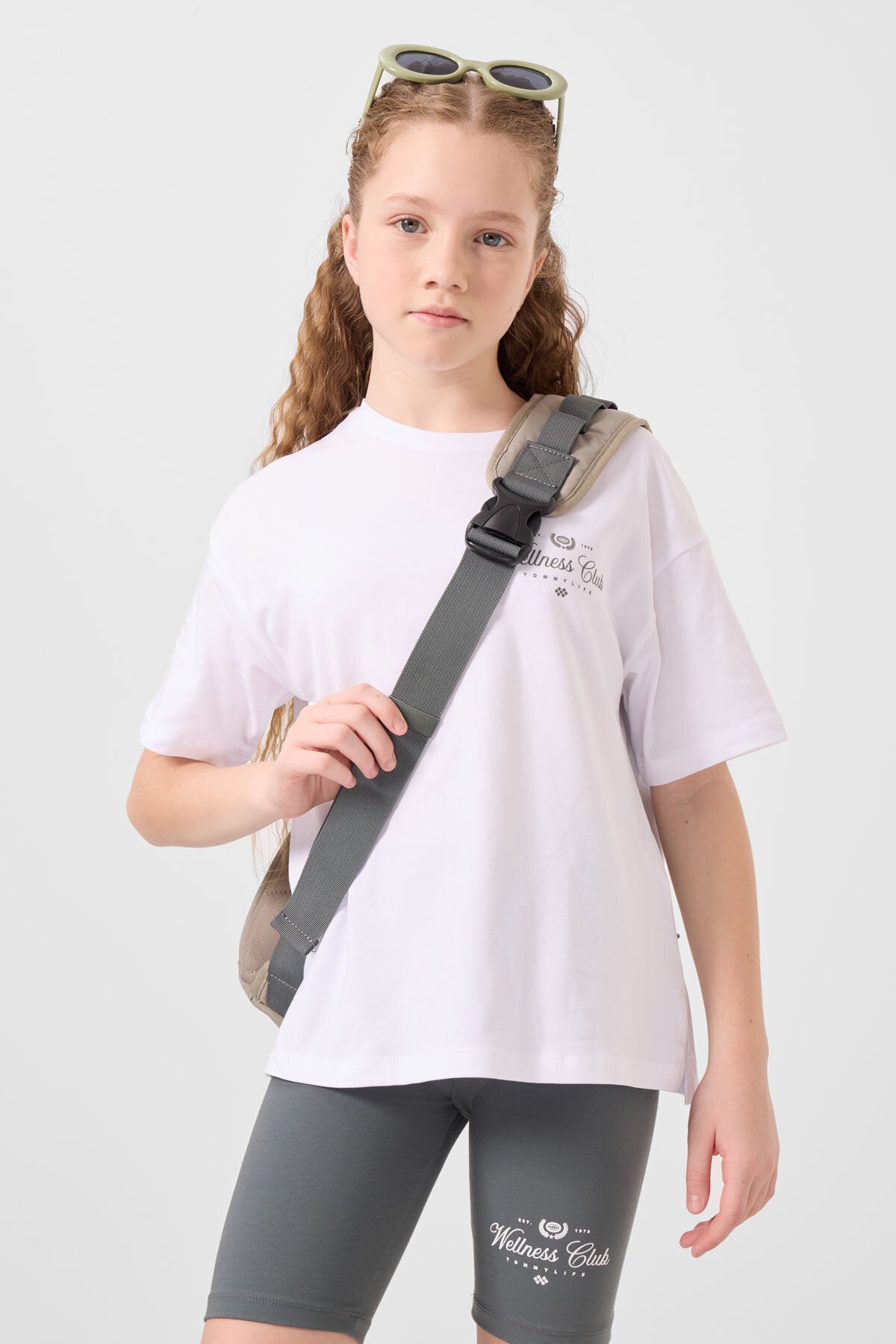 Image of Beyaz-Haki Pamuklu O Yaka Standart Fit Baskılı Kız Çocuk Tayt Takım - 75190