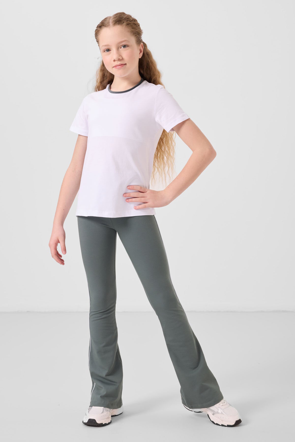 Image of Beyaz-Haki Pamuklu O Yaka Standart Fit Basic İspanyol Paça Kız Çocuk Tayt Takım - 75192