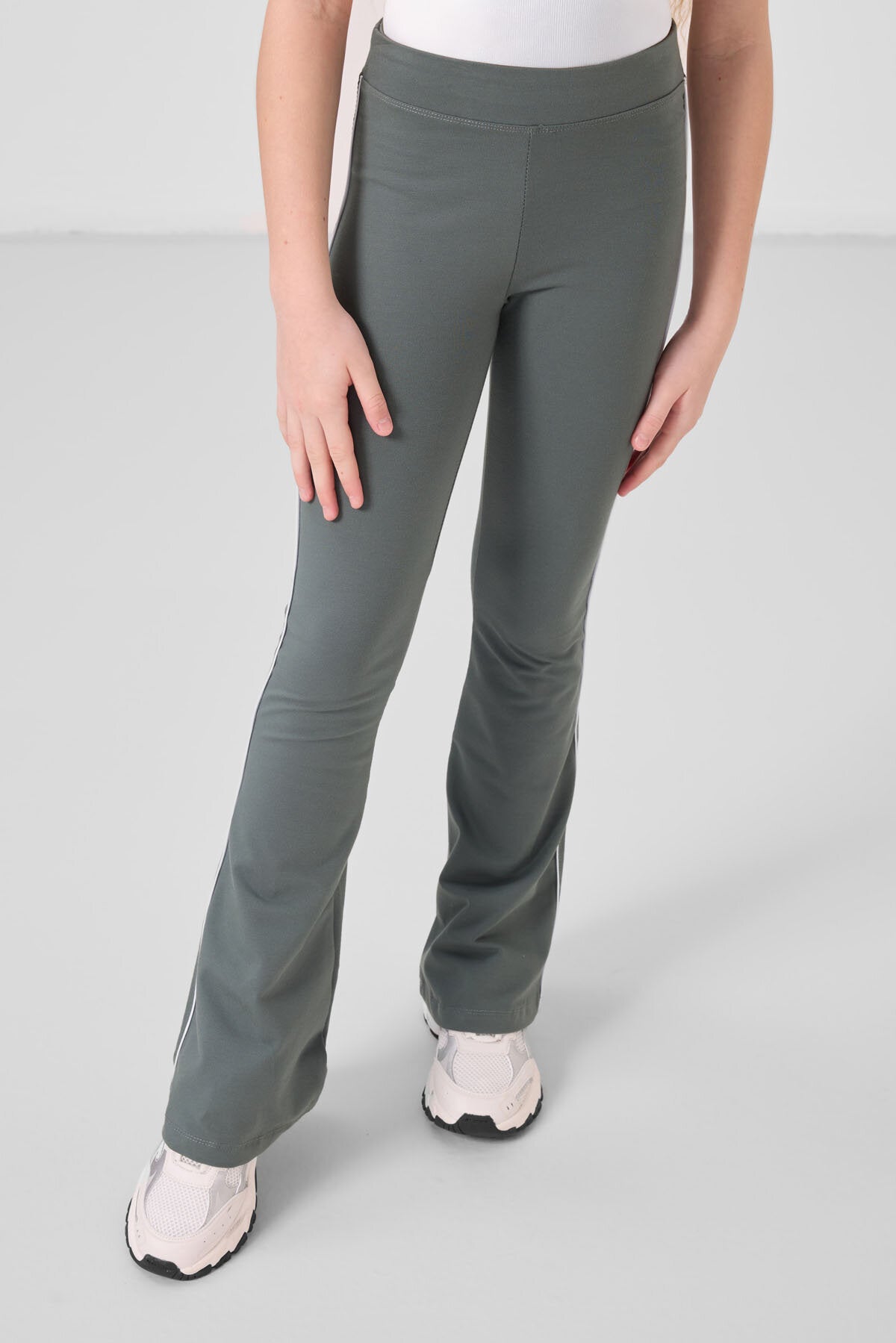 Image of Beyaz-Haki Pamuklu O Yaka Standart Fit Basic İspanyol Paça Kız Çocuk Tayt Takım - 75192