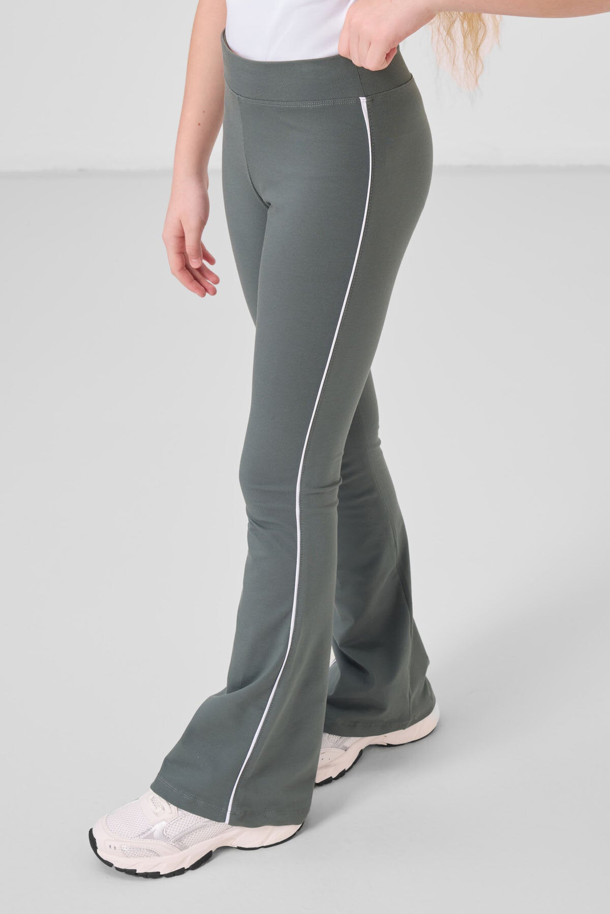 Image of Beyaz-Haki Pamuklu O Yaka Standart Fit Basic İspanyol Paça Kız Çocuk Tayt Takım - 75192