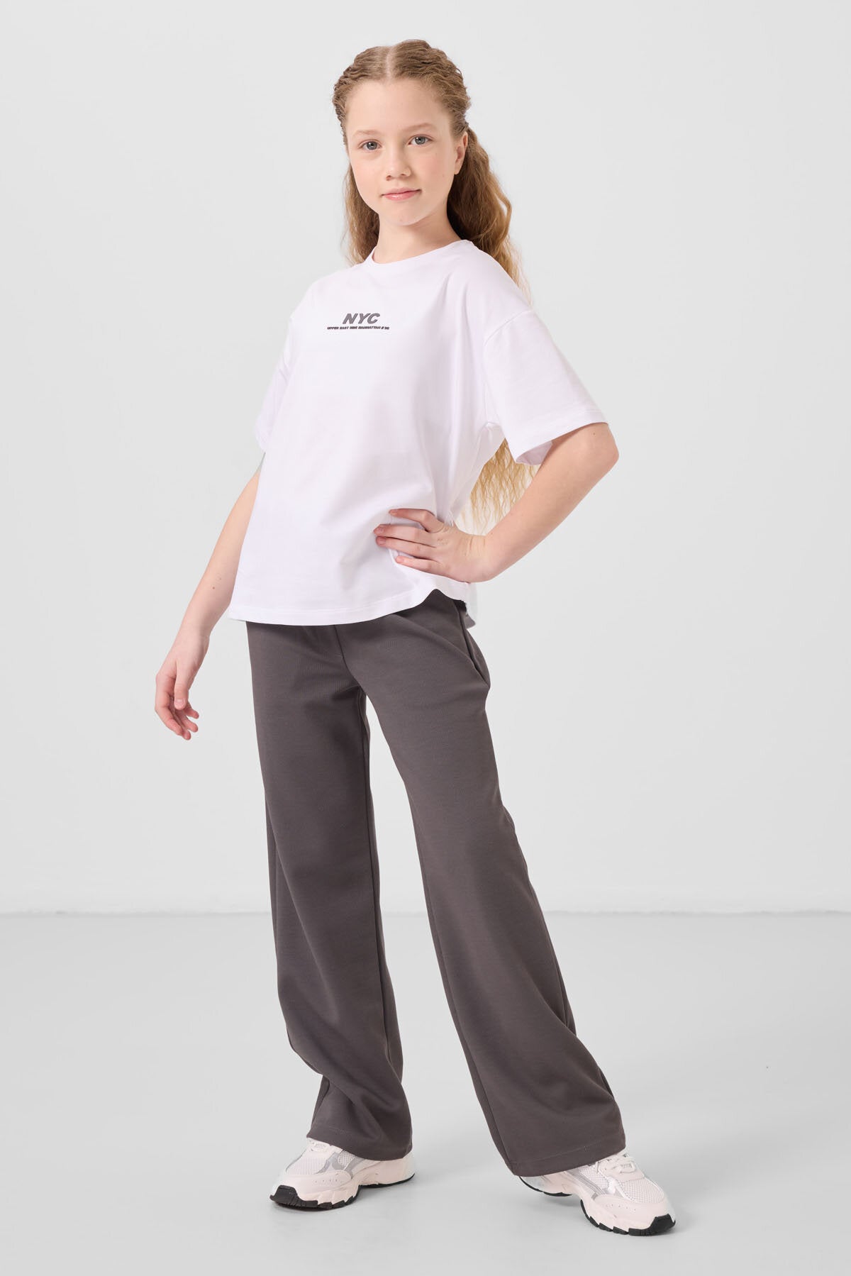Image of Beyaz-Koyu Gri O Yaka Baskılı Geniş Paça Standart Fit Kız Çocuk Palazzo Eşofman Takım - 75171