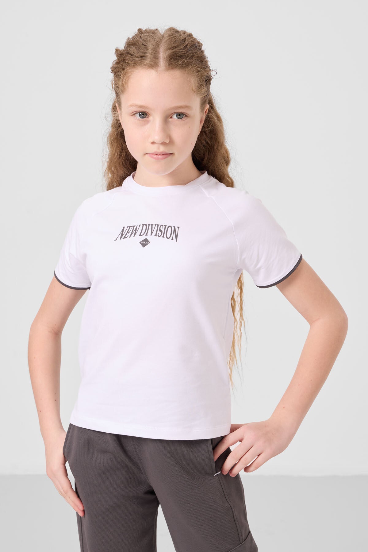 Image of Beyaz-Koyu Gri O Yaka Baskılı Lastik Paça Kargo Cepli Kız Çocuk Eşofman Takım - 75173