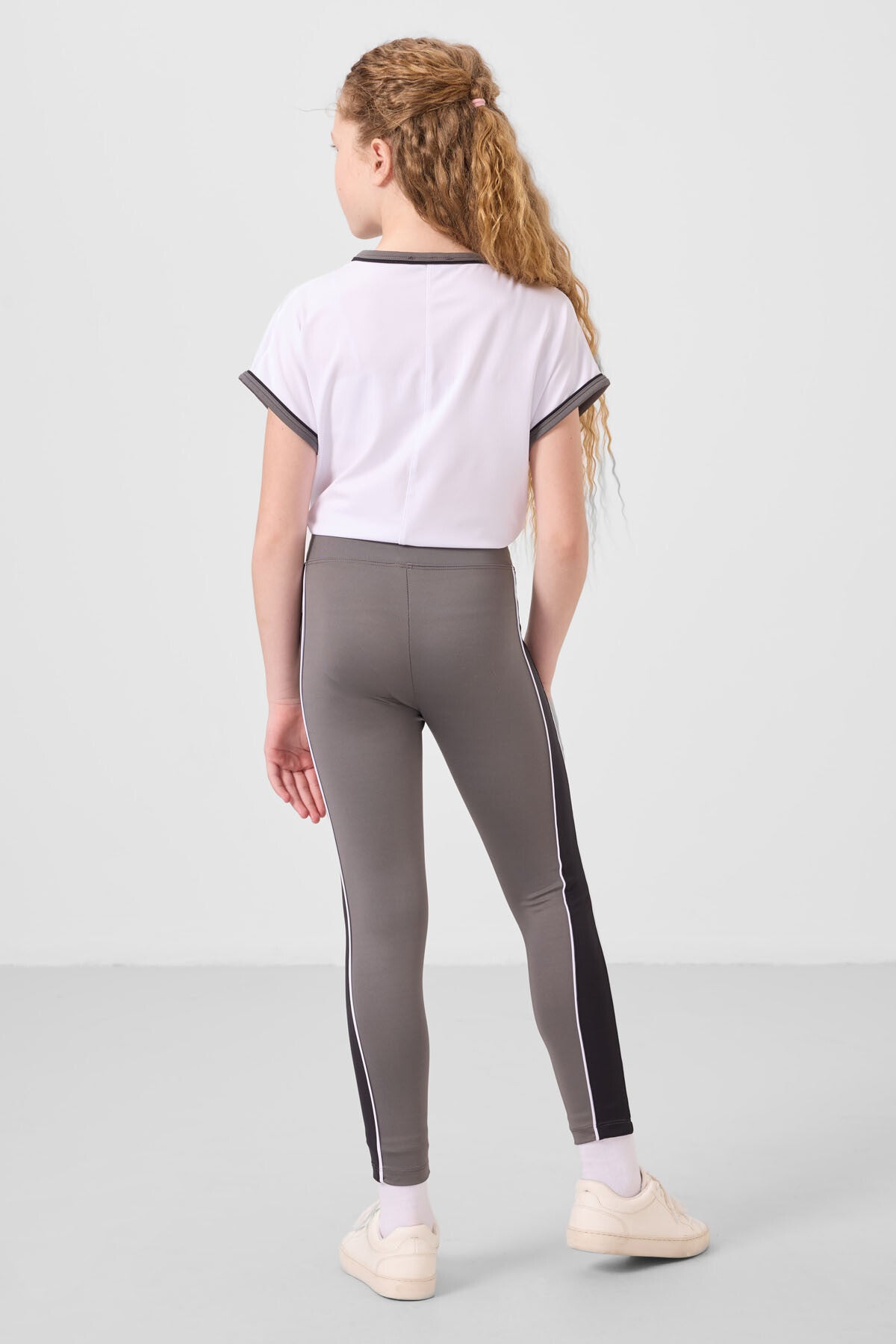 Image of Beyaz-Koyu Gri O Yaka Yan Şerit Detaylı Standart Fit Performans Kız Çocuk Tayt Takım - 75191
