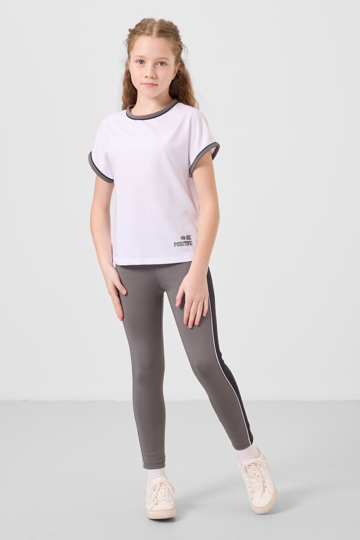 Image of Beyaz-Koyu Gri O Yaka Yan Şerit Detaylı Standart Fit Performans Kız Çocuk Tayt Takım - 75191