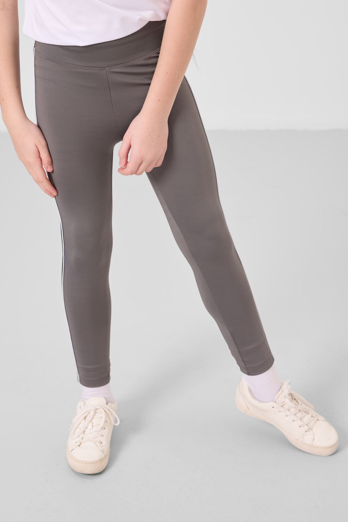Image of Beyaz-Koyu Gri O Yaka Yan Şerit Detaylı Standart Fit Performans Kız Çocuk Tayt Takım - 75191