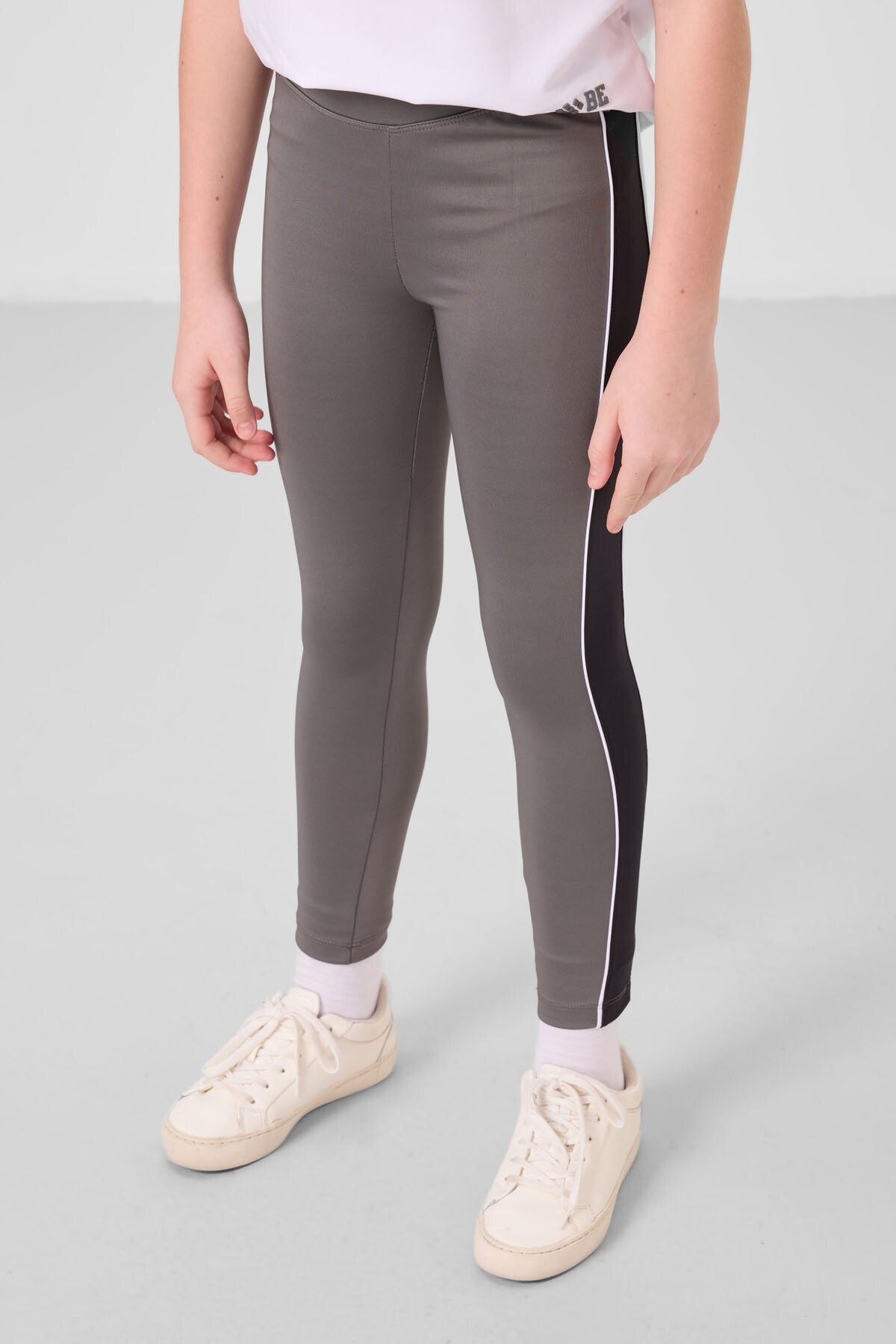 Image of Beyaz-Koyu Gri O Yaka Yan Şerit Detaylı Standart Fit Performans Kız Çocuk Tayt Takım - 75191