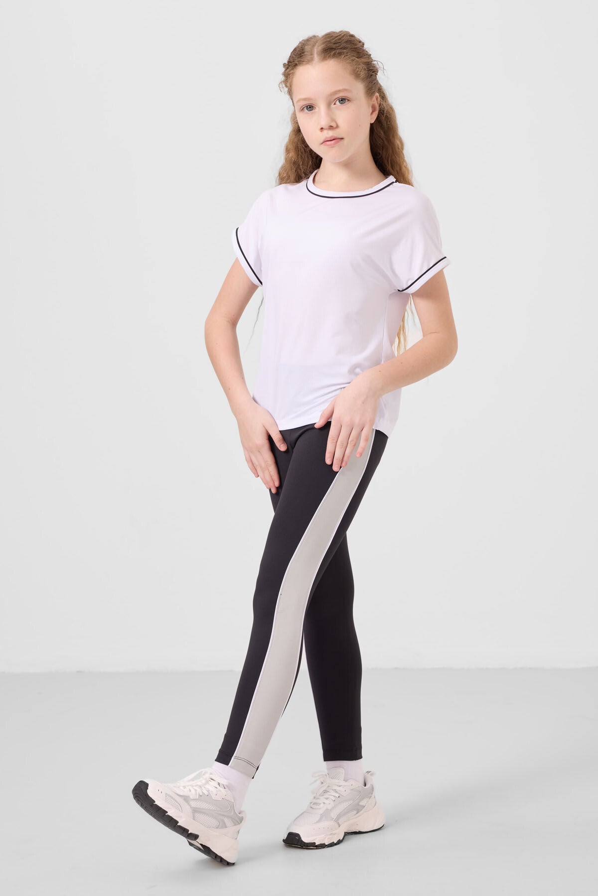 Image of Beyaz-Siyah O Yaka Yan Şerit Detaylı Standart Fit Performans Kız Çocuk Tayt Takım - 75191