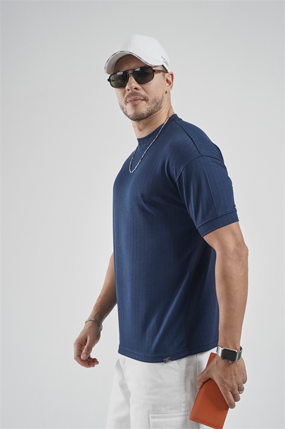 Image of Tricou bărbătesc cu guler rotund și dungi, croială regulată