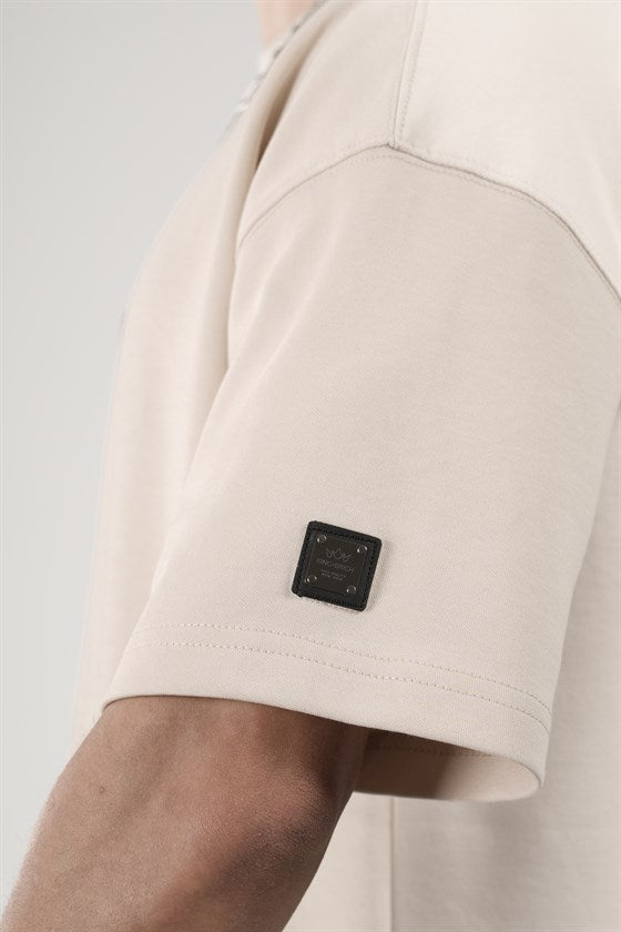 Image of Tricou bărbătesc supradimensionat cu guler rotund și logo cu strasuri