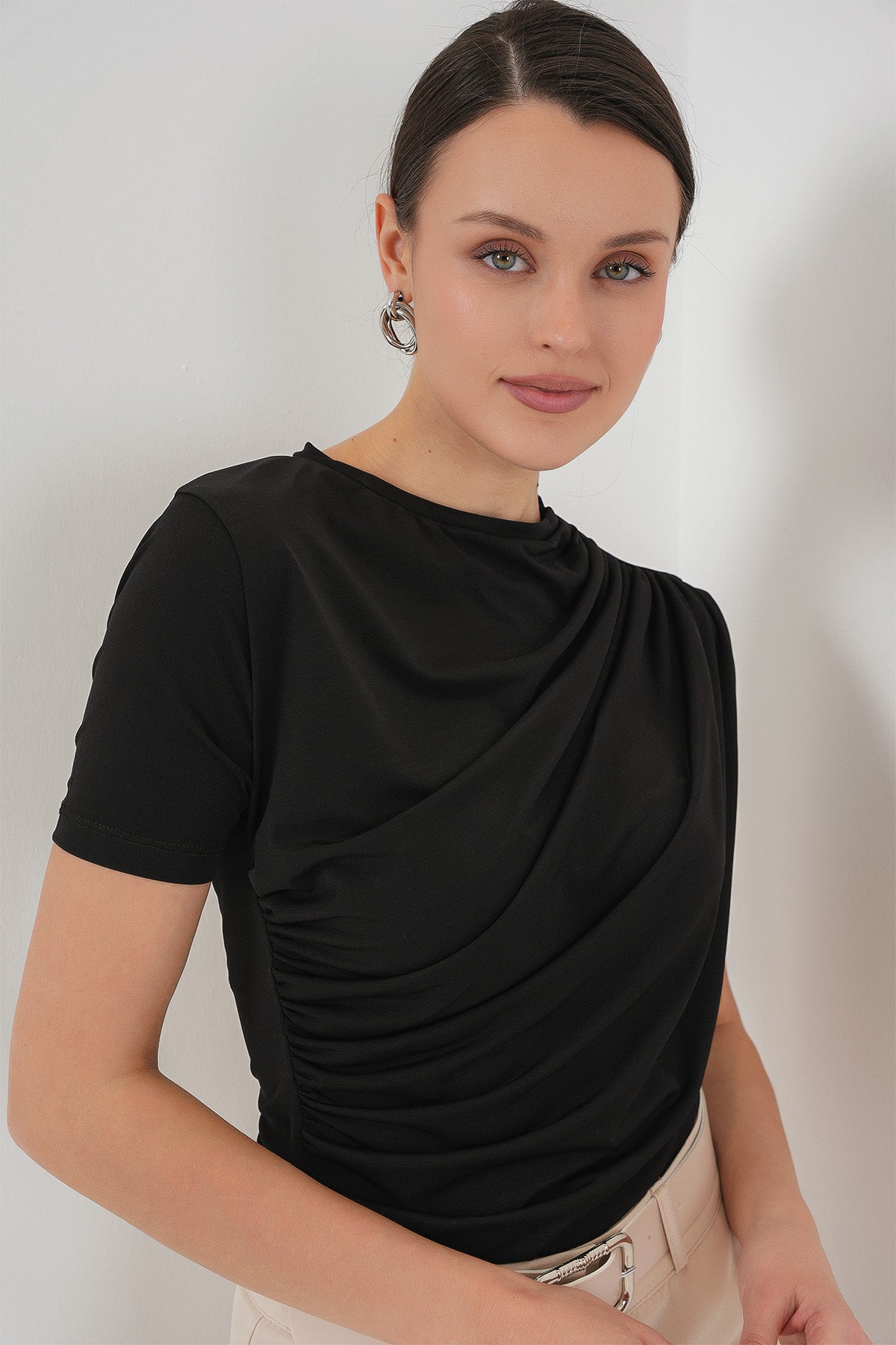 Image of Bluză Sandy cu mânecă scurtă și detalii încrețite 945 - Negru