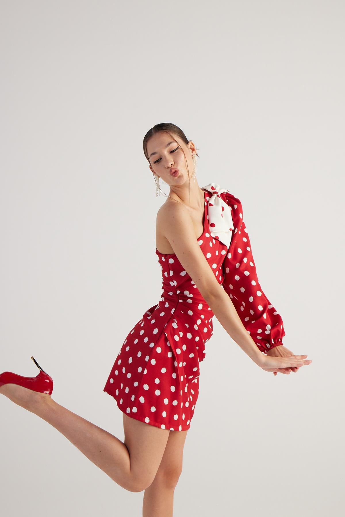 Image of Puantiyeli Çıkarılabilir Kurdele Aksesuarlı Tek Kollu Mini Polka Elbise Kırmızı