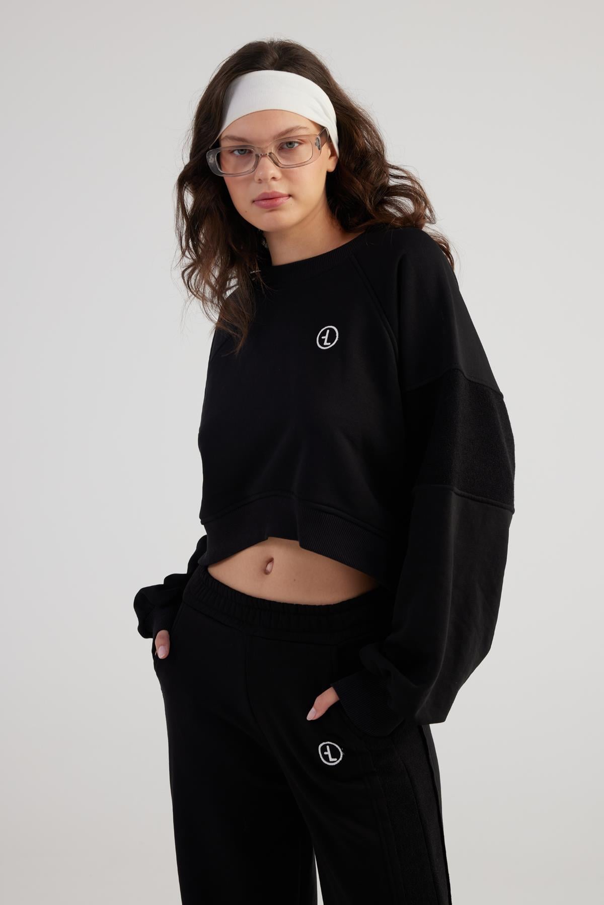 Image of Bisiklet Yaka Şardonsuz Crop Cali Sweatshirt Siyah