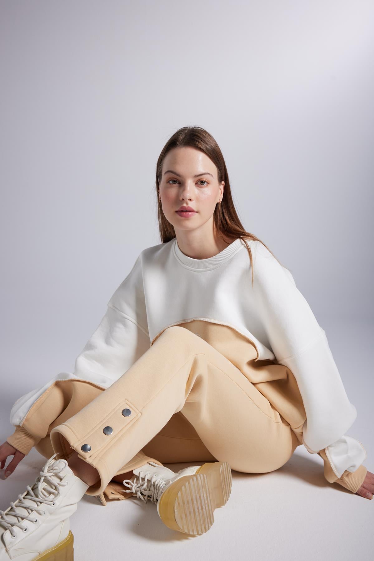 Image of Şardonlu 3 İplik Kumaş Logolu Oversize Nola Sweatshirt Bej