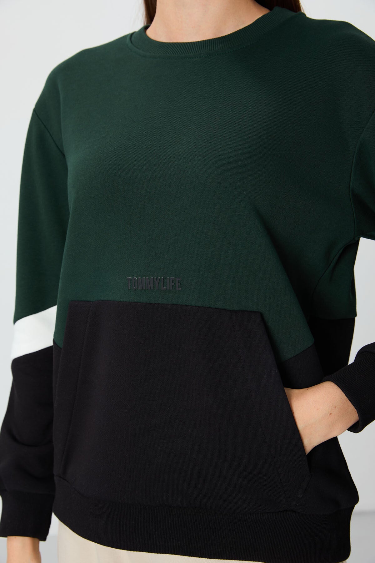 Image of Çam Yeşili Kompakt Pamuklu Kalın Pürüzsüz Dokulu O Yaka Oversize Fit Kadın Sweatshirt - 97289
