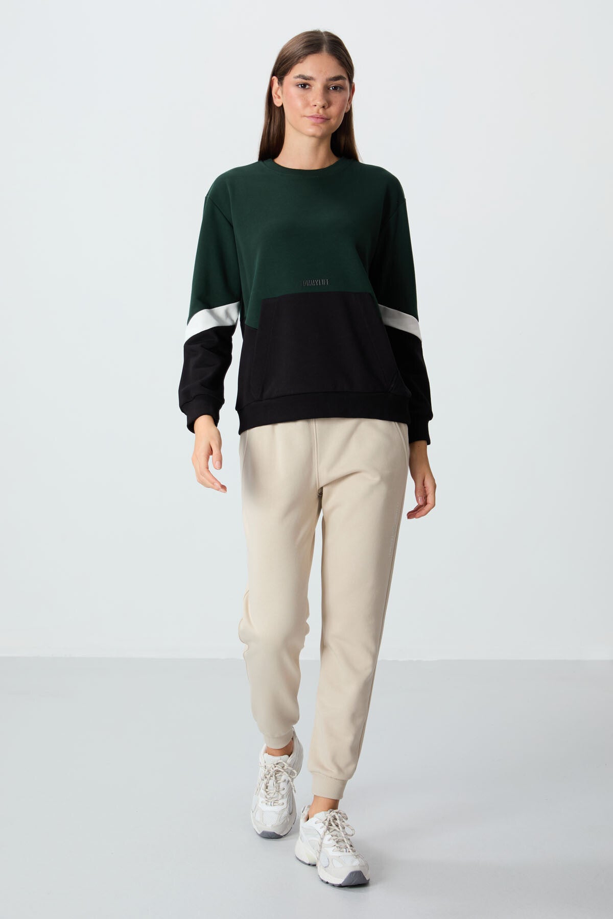 Image of Çam Yeşili Kompakt Pamuklu Kalın Pürüzsüz Dokulu O Yaka Oversize Fit Kadın Sweatshirt - 97289