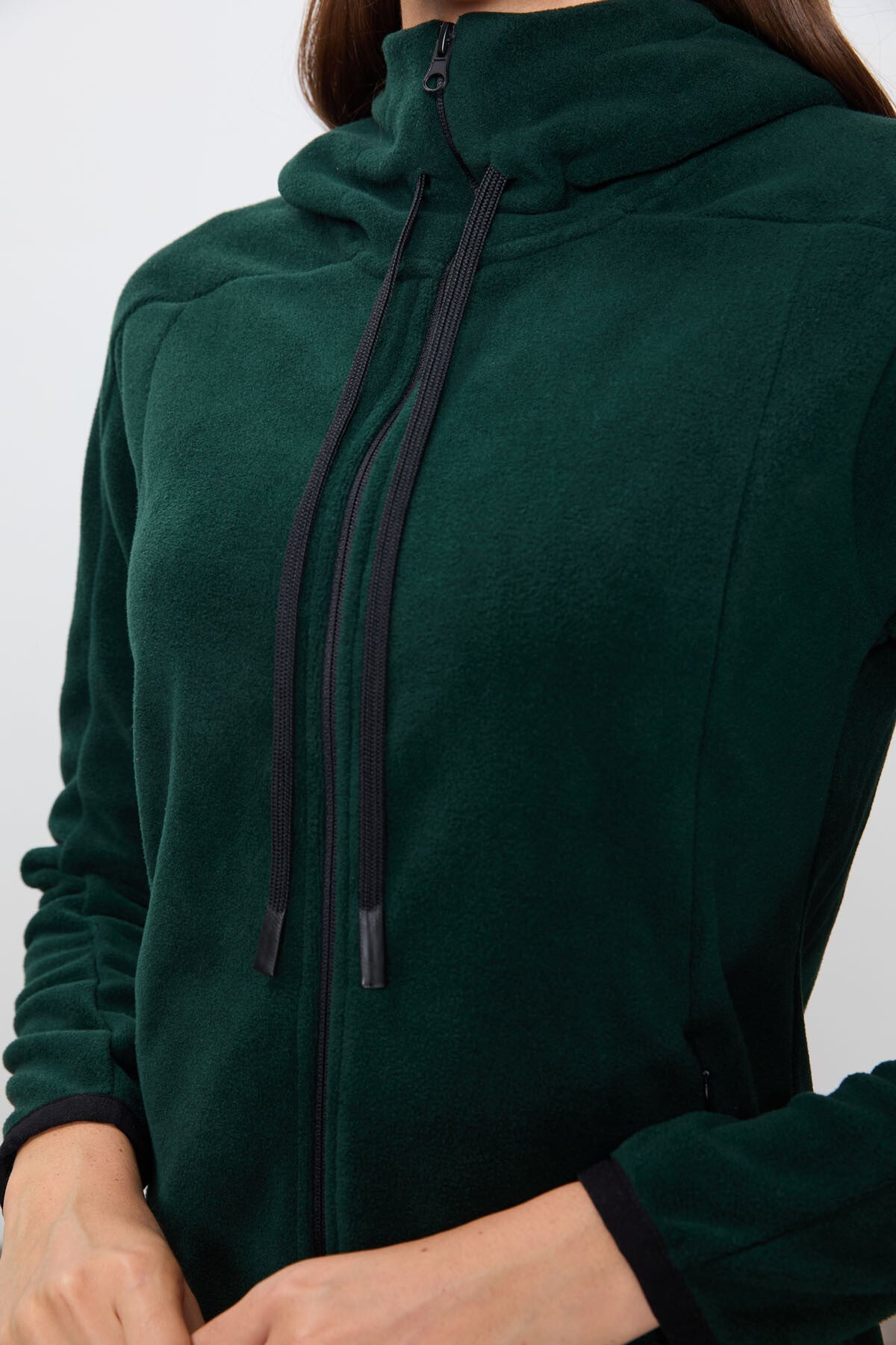 Image of Hanorac de damă din fleece brodat, cu glugă, textură moale, verde pin, croială standard -97287