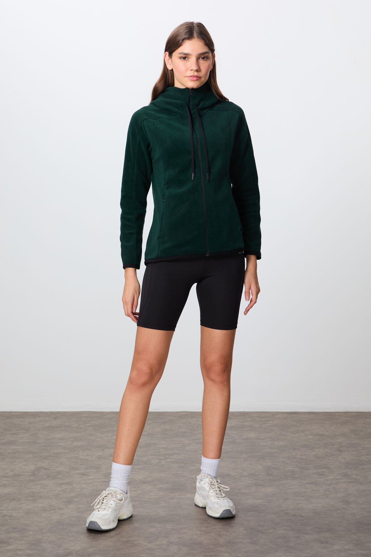 Image of Hanorac de damă din fleece brodat, cu glugă, textură moale, verde pin, croială standard -97287
