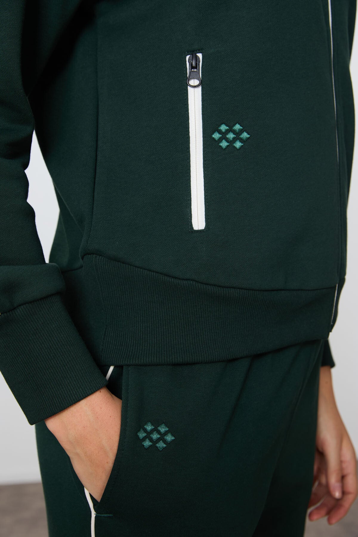Image of Trening de damă, verde pin, din bumbac compact, gros, texturat, cu guler înalt, croială supradimensionată - 95340