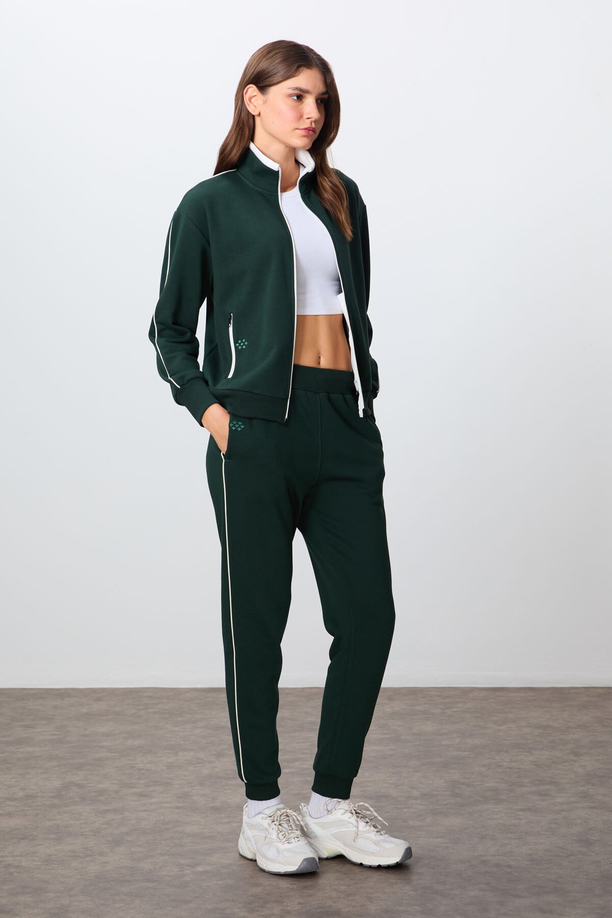 Image of Trening de damă, verde pin, din bumbac compact, gros, texturat, cu guler înalt, croială supradimensionată - 95340